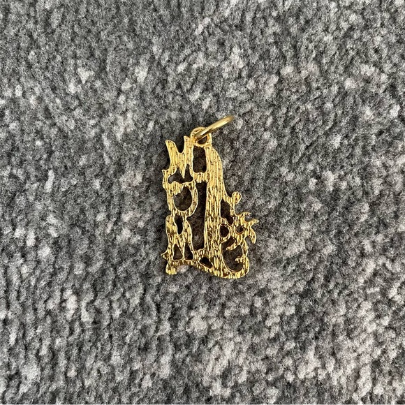 Vintage 90s “#1 Mom” Gold Color Necklace Pendant Charm - Picture 2 of 4